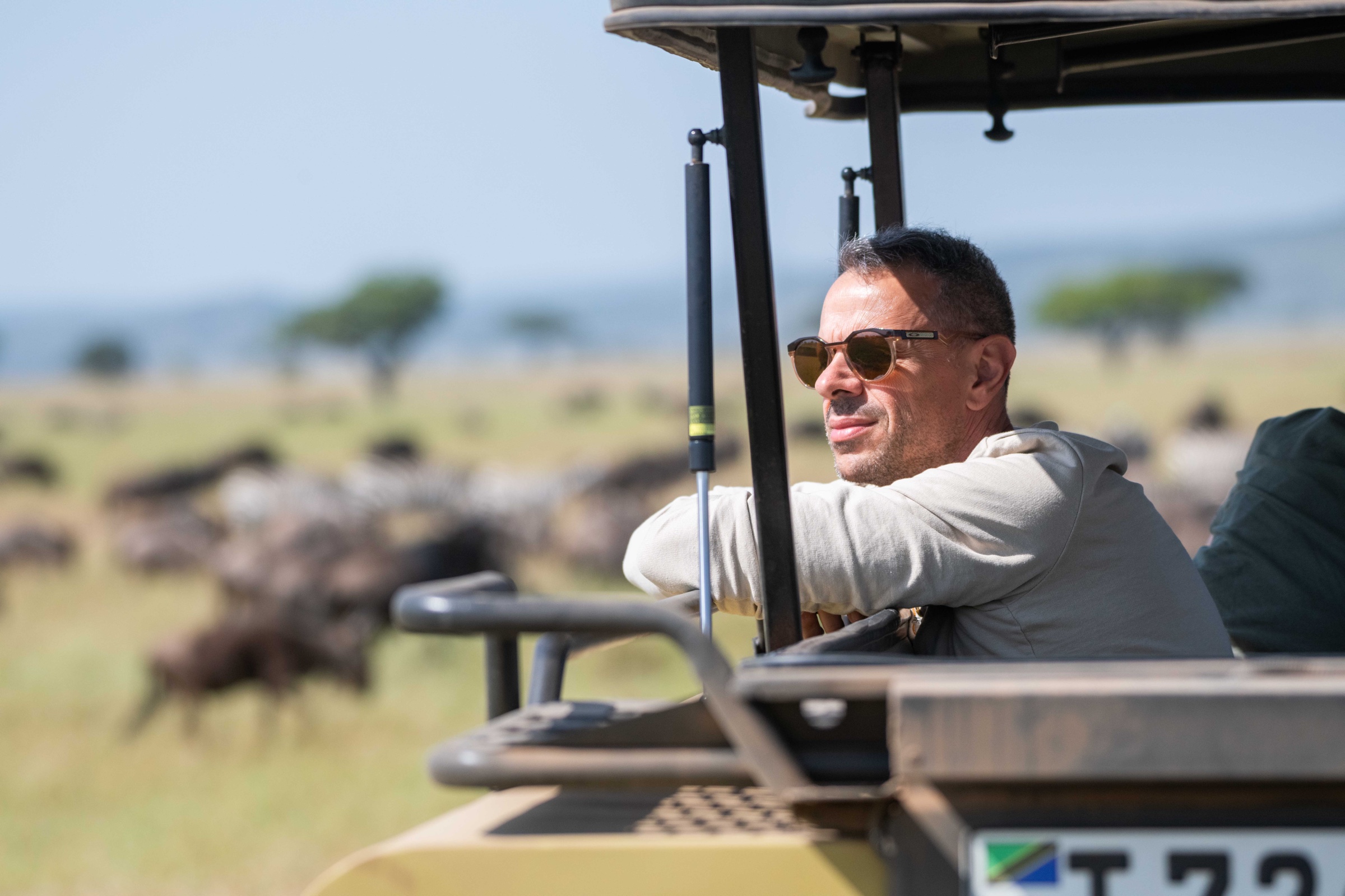 Alfredo di Primaland Safaris a bordo di un Land Cruiser in Tanzania